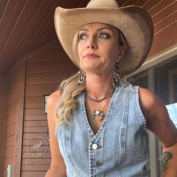 Meet your Posher, Natasha - Picture 2 of 3